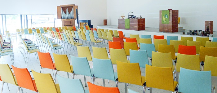NEN EN 14703 koppelbare kleurrijke kerkstoelen