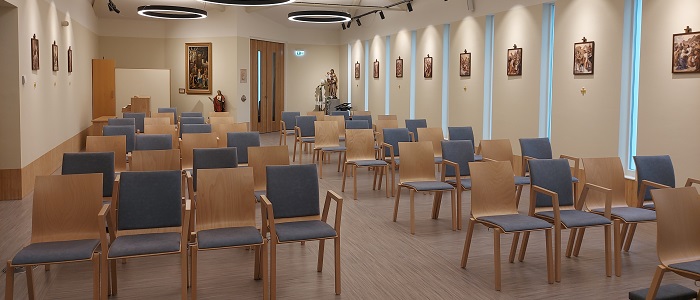 Koppelbare, stapelbare houten kerkstoelen